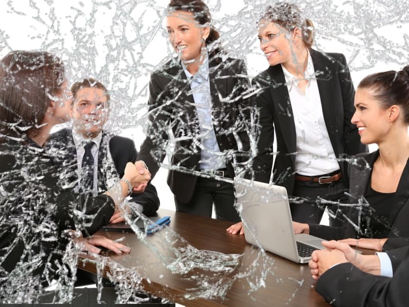 Illustration humoristique de campagnes marketing Web ratées : chatons viraux, identités échangées et vente d’objets absurdes sur Internet.